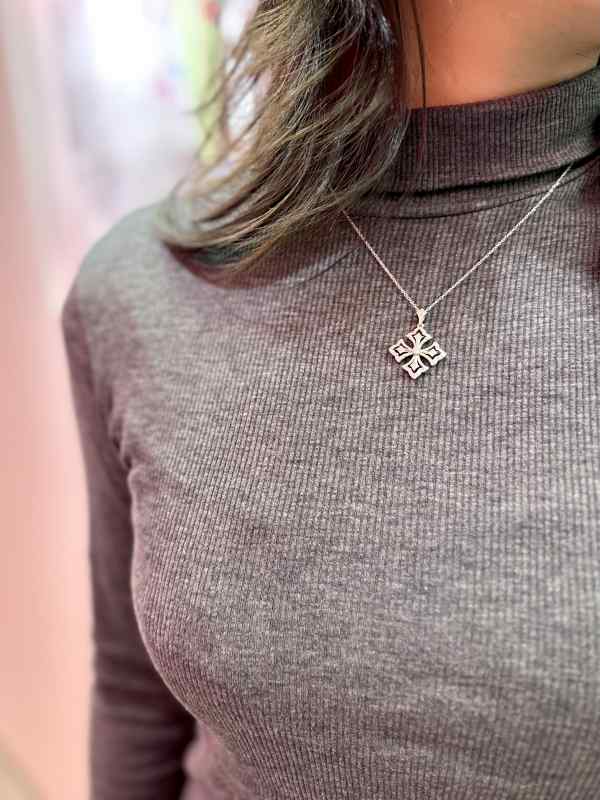 大聖堂のバラ窓からのインスピレーション ロイヤル・アッシャー ウィンドウフレーム プラチナダイヤモンドペンダント/JPA0343BP