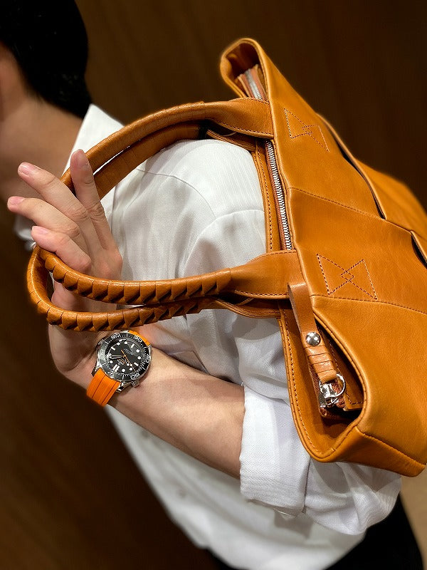 主役はオレンジの新作シーマスター。コーネリアンタウラスのバッグで完成させる秋の準備/コーネリアンタウラス×オメガ