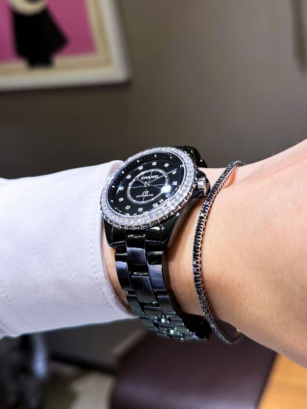 スポーティーなタイムピースをエレガントにコーディネート│CHANEL J12 H6526