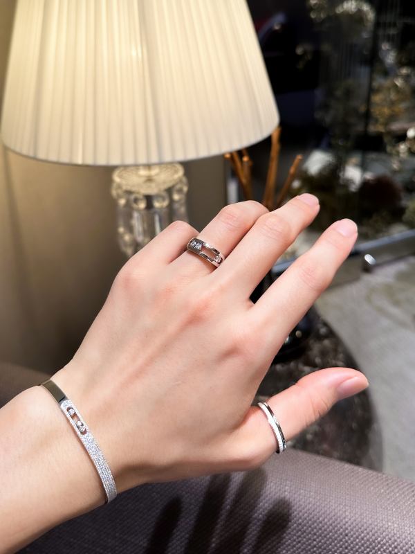 ダイヤモンドに遊び心を💎 メシカ バングルムーブノア/10093-WG、ムーブクラシックリング/03998-WG