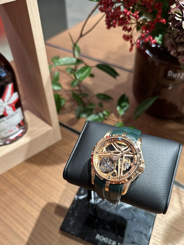 イーオンゴールドで色気のある男性を演出│ROGER DUBUIS(ロジェ・デュブイ)エクスカリバーモノトゥールビヨン 世界88本限定/品番:DBEX0981