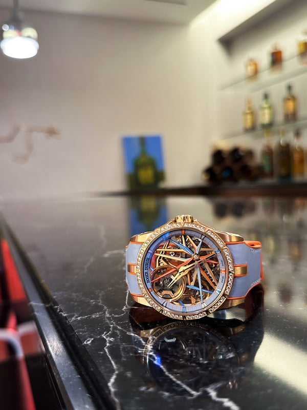光の下でも暗闇でも美しい彩りを│ROGER DUBUIS(ロジェ・デュブイ)エクスカリバー モノバランシエ ブラックライト 8本限定/品番:DBEX1037