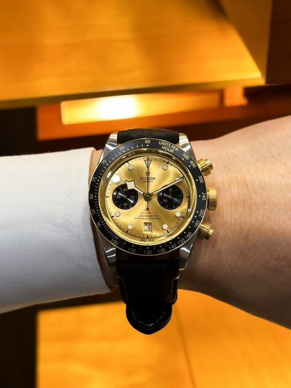 ブラックベイ クロノはスタイリッシュで重厚感が際立つレザーストラップで│BLACK BAY CHRONO S&G 品番:M79363N-0008