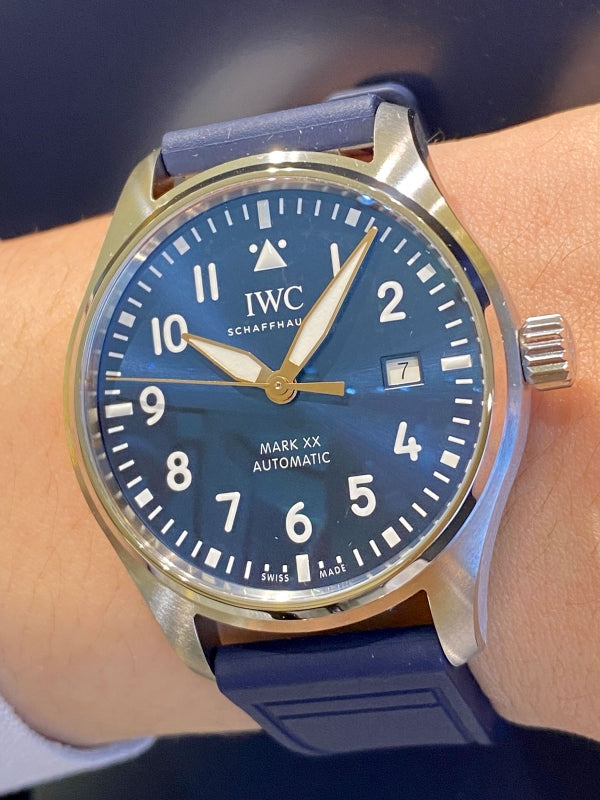 【2026年新作】待望のミッドナイトブルー。IWC「パイロット・ウォッチ・マーク XX “プティ・プランス”」/IW328221