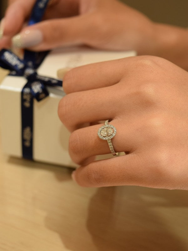 指先に宿る、ノーブルな気品と圧倒的なオーラ【ロイヤル・アッシャー オーバルカット プラチナ ダイヤモンドリング/JRARV013】