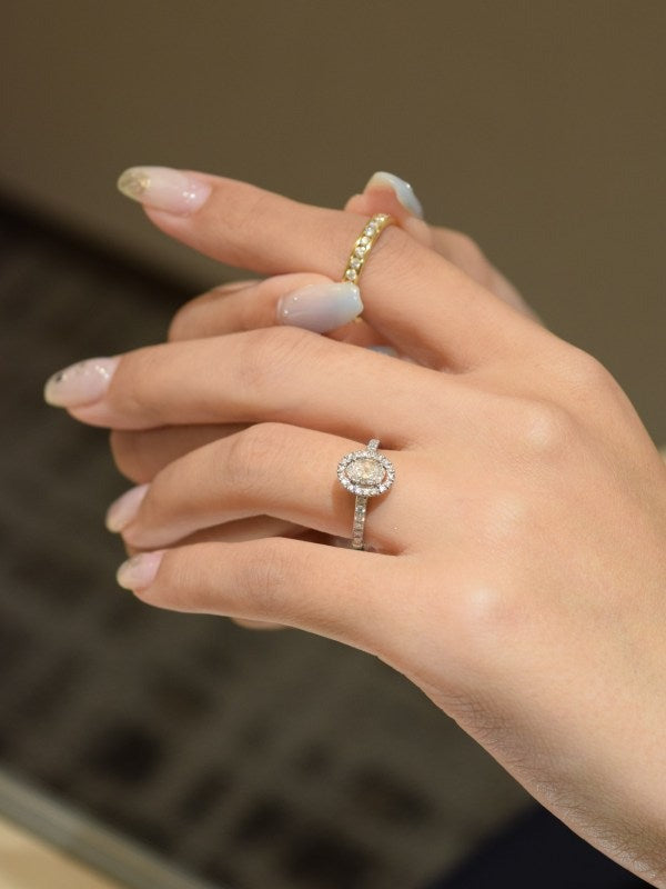 指先に宿る、ノーブルな気品と圧倒的なオーラ【ロイヤル・アッシャー オーバルカット プラチナ ダイヤモンドリング/JRARV013】