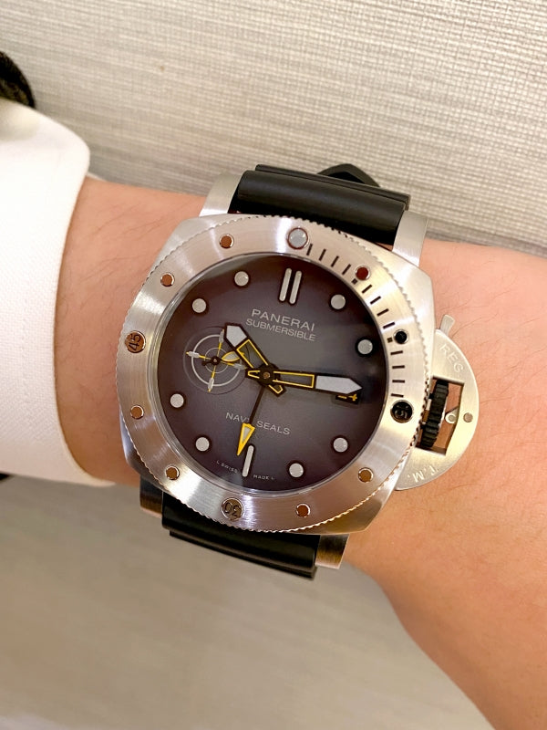 腕に「不屈の精神」を パネライ サブマーシブルGMT ネイビーシールズ/品番:PAM01323