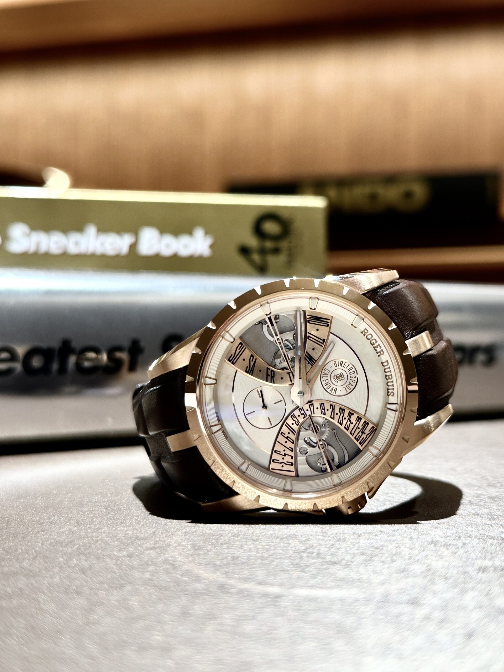 ロジェ デュブイ新作 ✨究極の対称美✨ バイレトログラード カレンダー DBEX1179