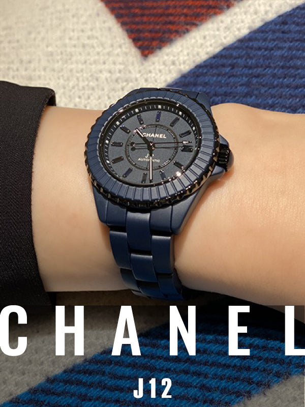 シャネルが魅せる、マットブルーの新境地/【J12 BLEU】H10309