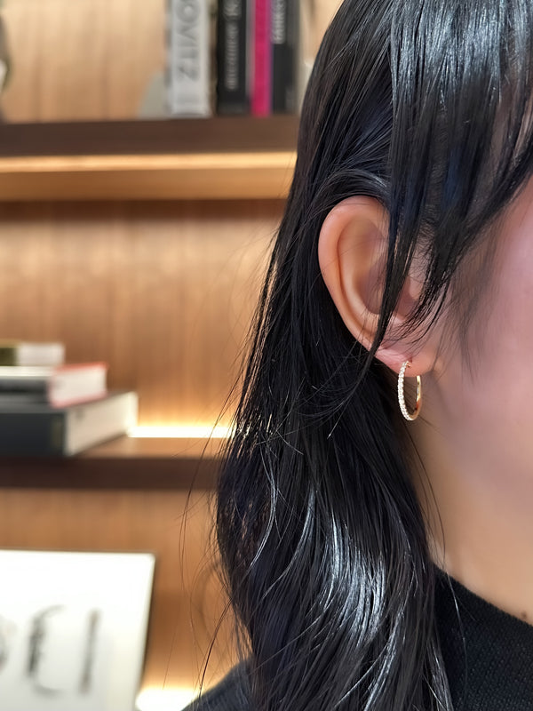 横顔に熱視線 ダイヤモンドの華やぎを/ロイヤル・アッシャー ピアス