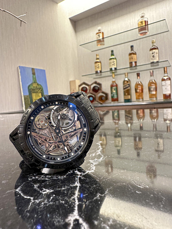 イタリアタイヤメーカーの「ピレリ」と 「ロジェデュブイ」がタッグを組んだ唯一無二のストラップ│ROGER DUBUIS（ロジェ・デュブイ）エクスカリバースパイダー　ピレリ　ブラックDLCチタニウム/品番：DBEX0826
