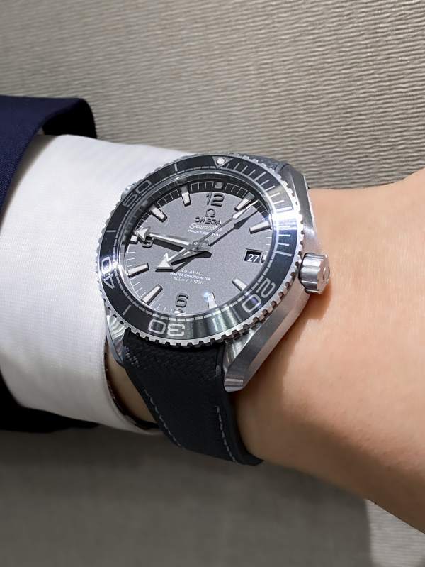 グレーカラーがお洒落な逸品✨　オメガ/Seamaste﻿r Planet Ocean 600﻿M 215.32.44.21.01.002