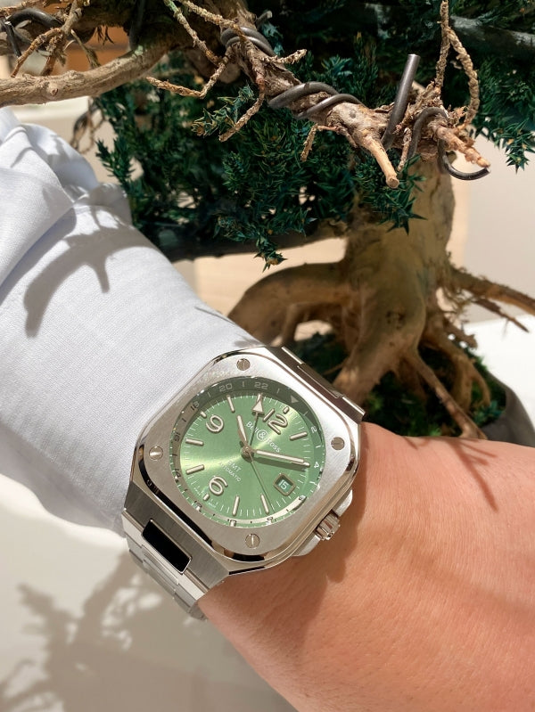 洗礼された都会はスポーツウォッチ　Bell＆Ross BR 05 GMT GREEN STEEL　BR05-GN-ST/SST