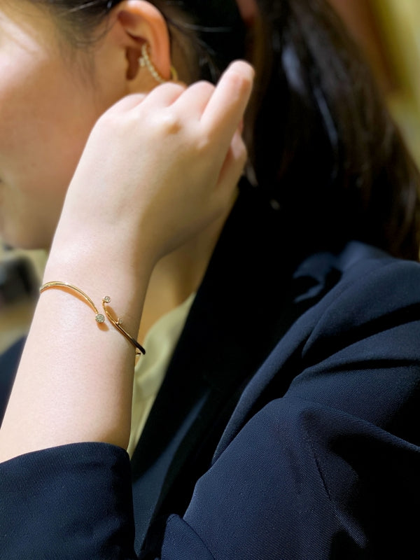 冬のご褒美ジュエリー。イルミネーションの季節に輝く、TOMOKO KODERAのバングルとイヤーカフ