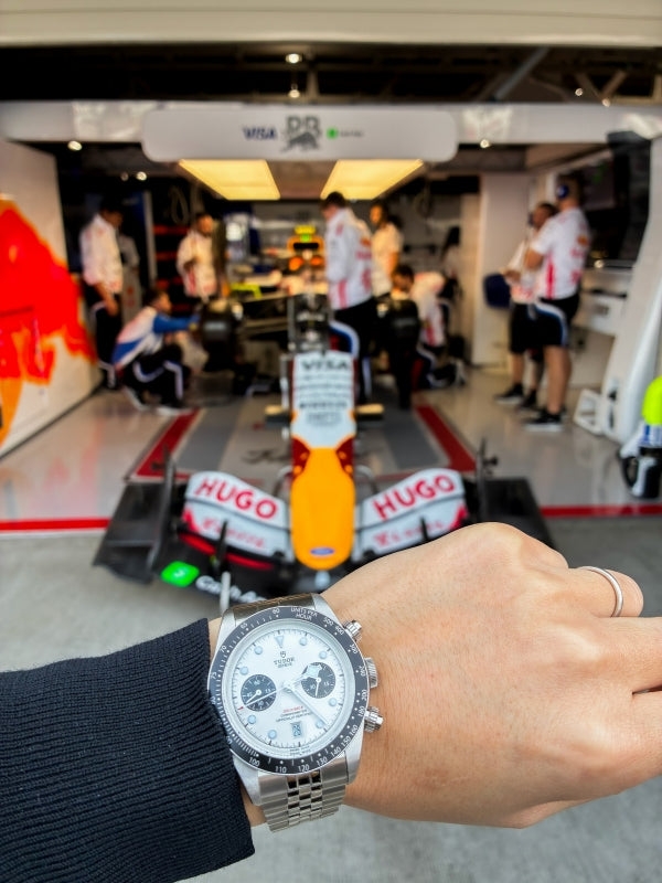 【鈴鹿F1観戦記】TUDOR “Born to Dare” の精神を、リアム・ローソンと同じブラックベイと共に