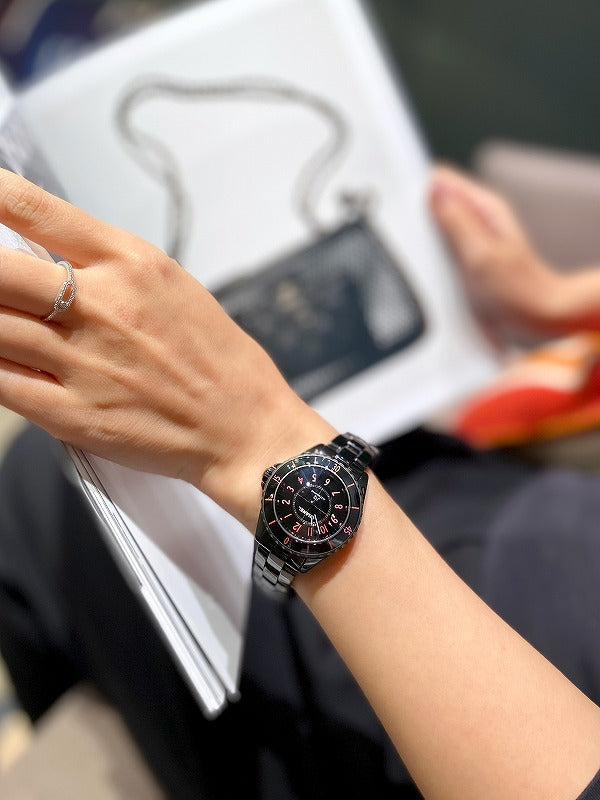 なぜ、デキる女性はシャネルの「J12」を選ぶのか？限定モデル登場／シャネル J12 BLUSH