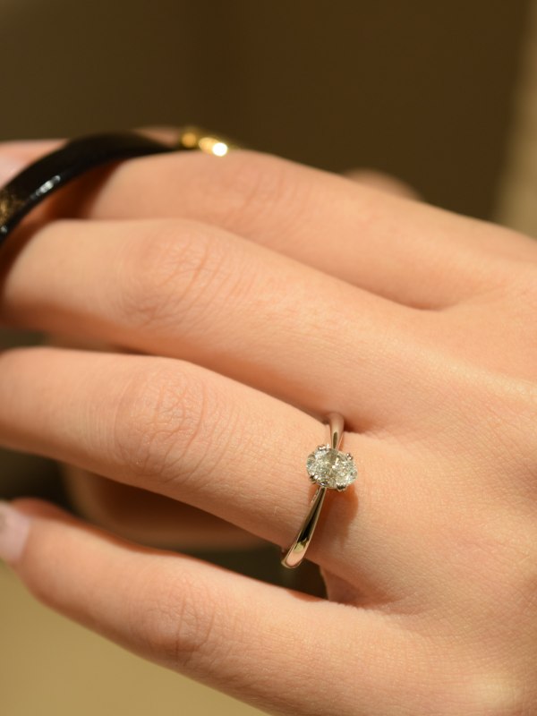 永遠のエレガンスを纏う。ロイヤル・アッシャー オーバルカット プラチナ ダイヤモンドリング JRARV012