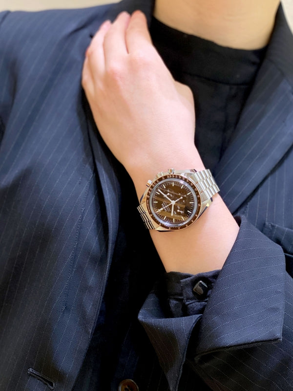 鍵山優真選手おめでとう！今、オメガの「あえてのメンズ時計」に注目が集まる理由。坂本花織選手モデルの伝説の一本とは？／スピードマスタームーンウォッチ／310.30.42.50.01.002