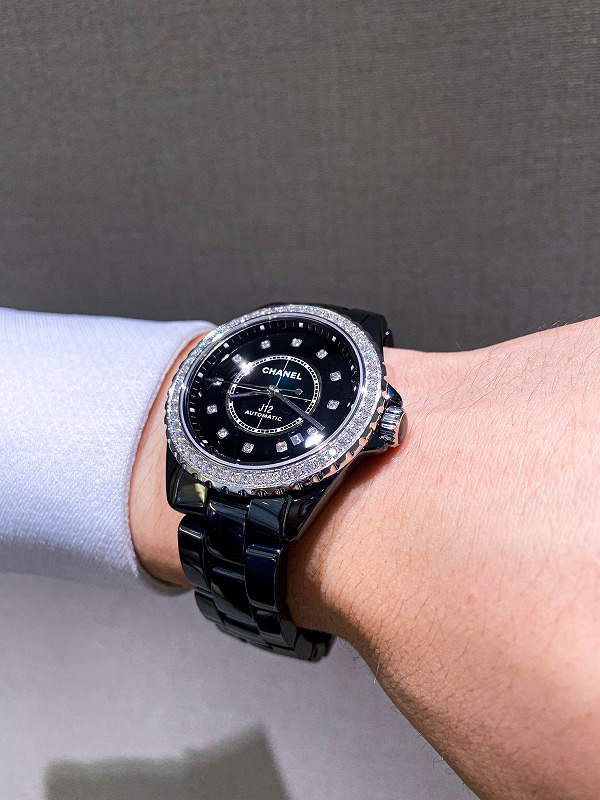 ブラックウォッチとダイヤのコントラストが美しい💎／シャネル J12 